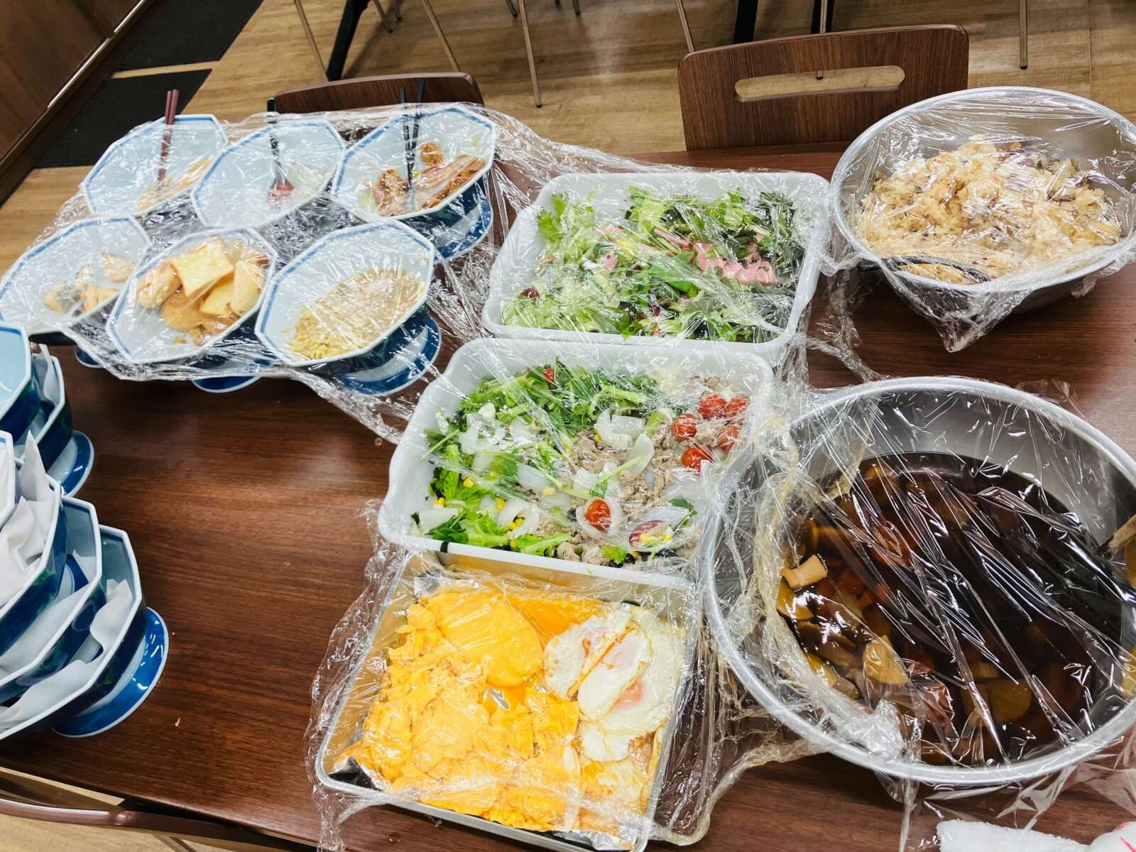 総菜類やご飯・お味噌汁は好きな量を食べられます！
