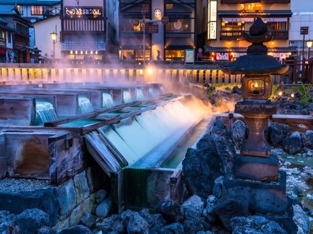 草津温泉と言ったら『湯畑』　日中も夜も違った魅力がございます。