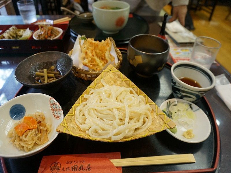 車で５分程の場所にある田丸屋の「水沢うどん」は必食です。