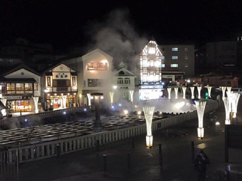 夜間は、湯畑のライトアップも