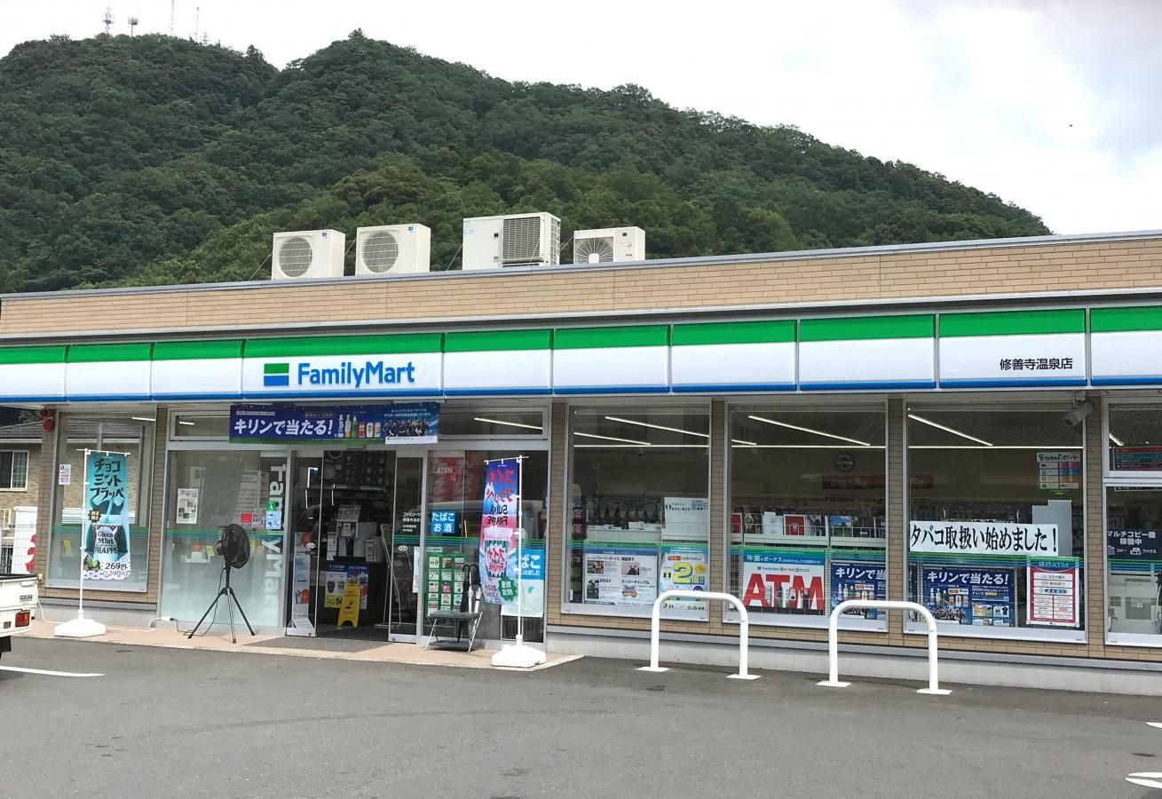 施設と寮の間にはコンビニも１件ございます。