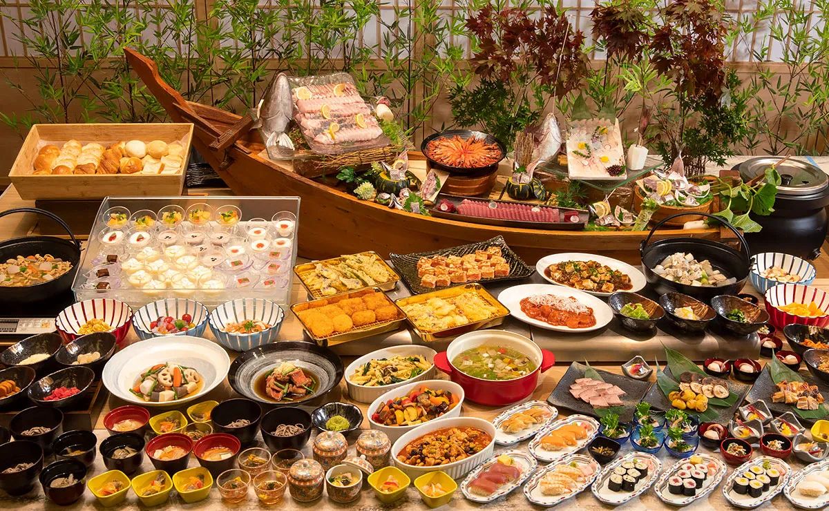 夕食のバイキング料理です
