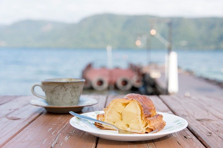 周辺には飲食店も多少あり、湖を眺めながらの食事が楽しめます。