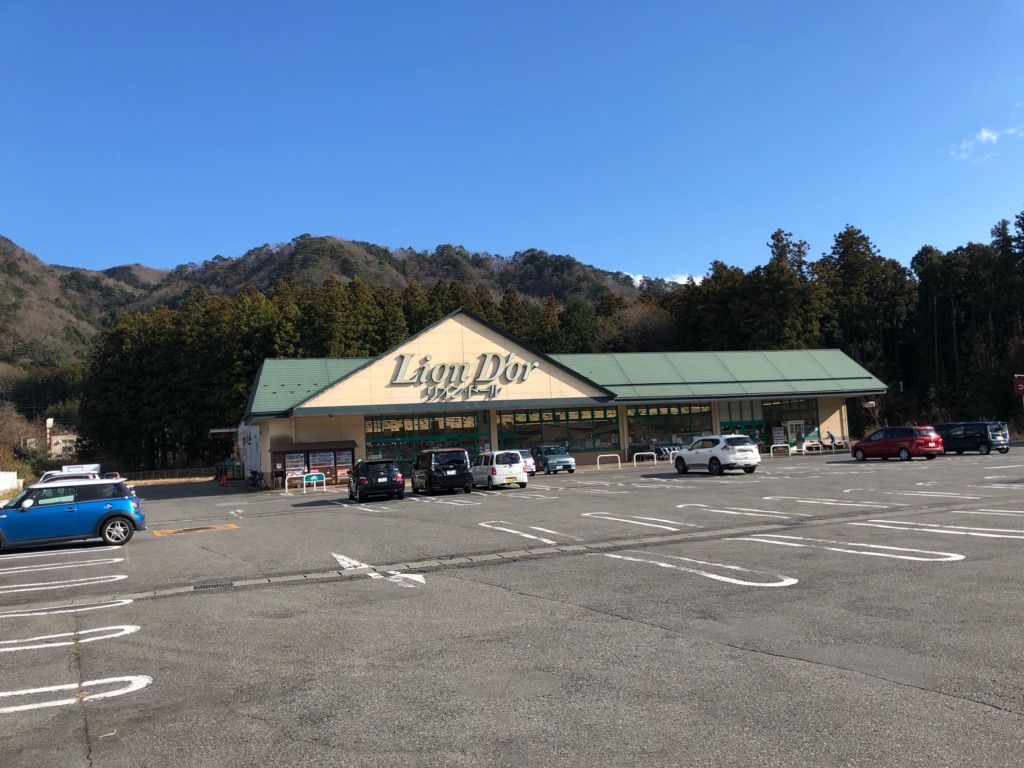 スーパーも近くにあります