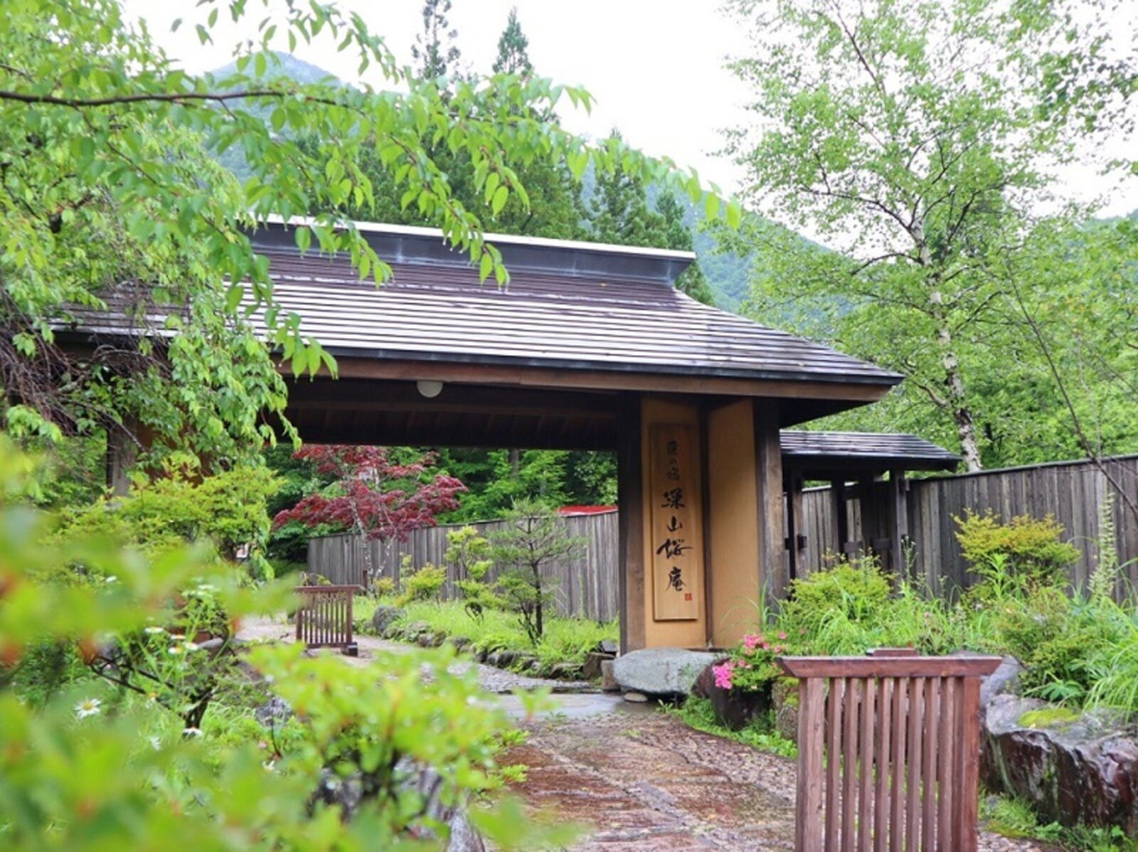 匠の宿 深山桜庵の外門のようす。派遣実績も多い現場です。