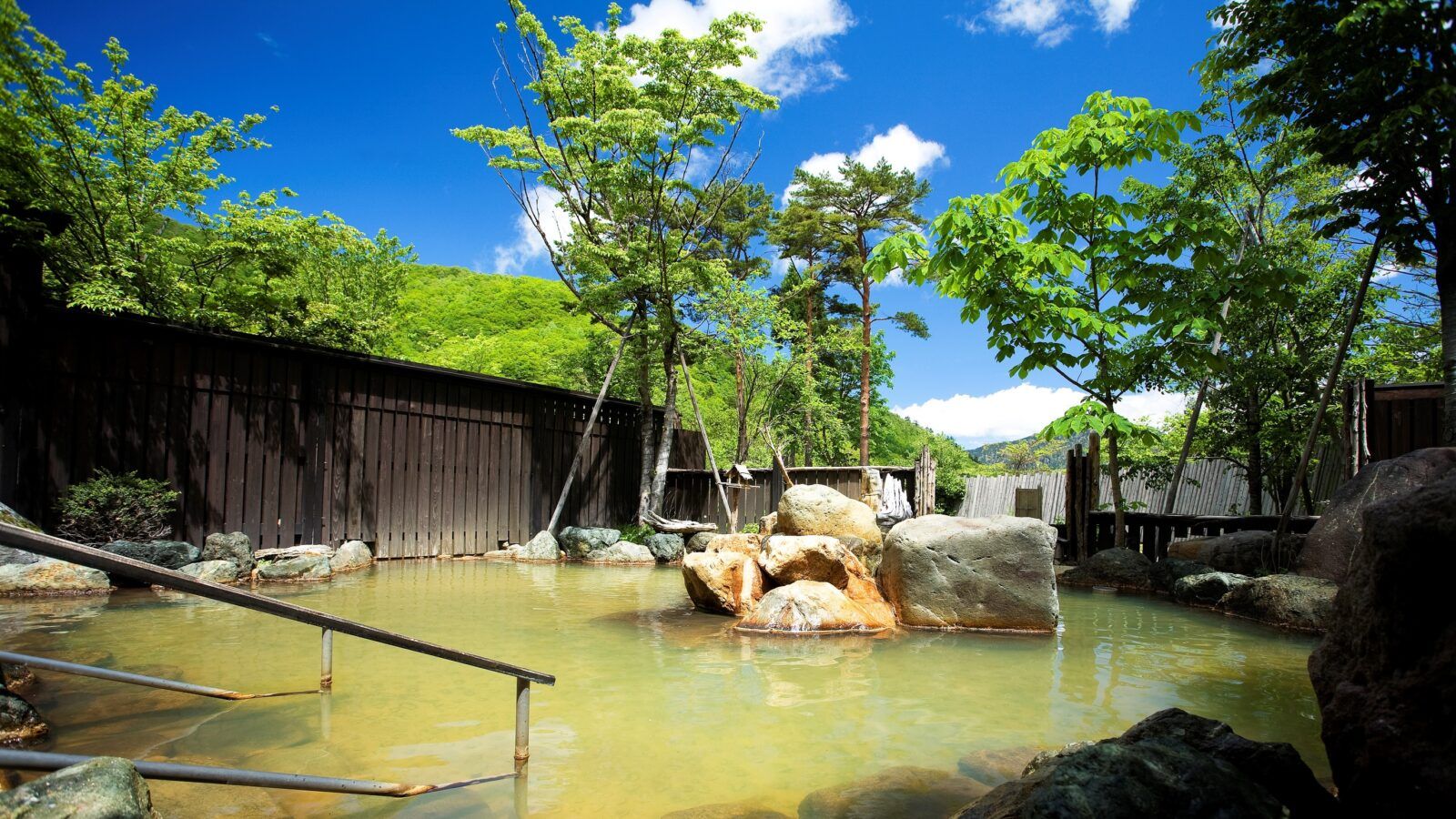 匠の宿 深山桜庵の露天風呂のようす。勤務の疲れをリフレッシュしましょう！最高の福利厚生です。