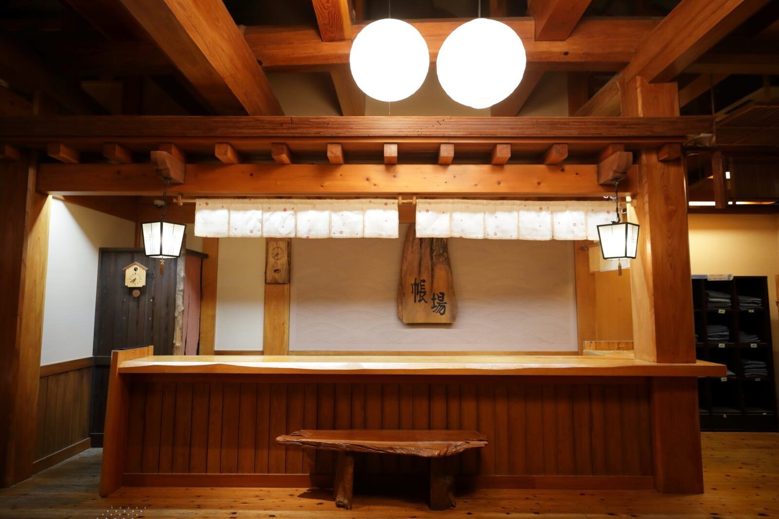 匠の宿 深山桜庵のフロントのようす。こちらで勤務をお願い致します！