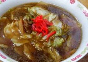 【かんろの郷 水車】塩原エリアの B 級グルメとして話題の スープ入り焼きそば や、手作り感ある麺類・丼もの・定食メニューを比較的リーズナブルに楽しめますよ♪