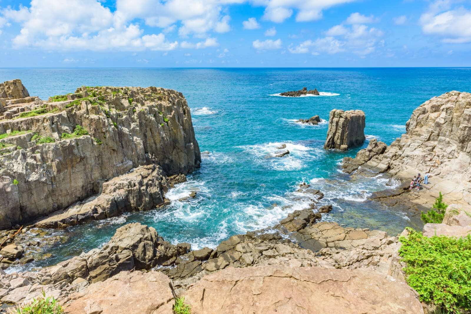 画像に写っているのは福井県坂井市にある国の天然記念物「東尋坊」の断崖絶壁です。
