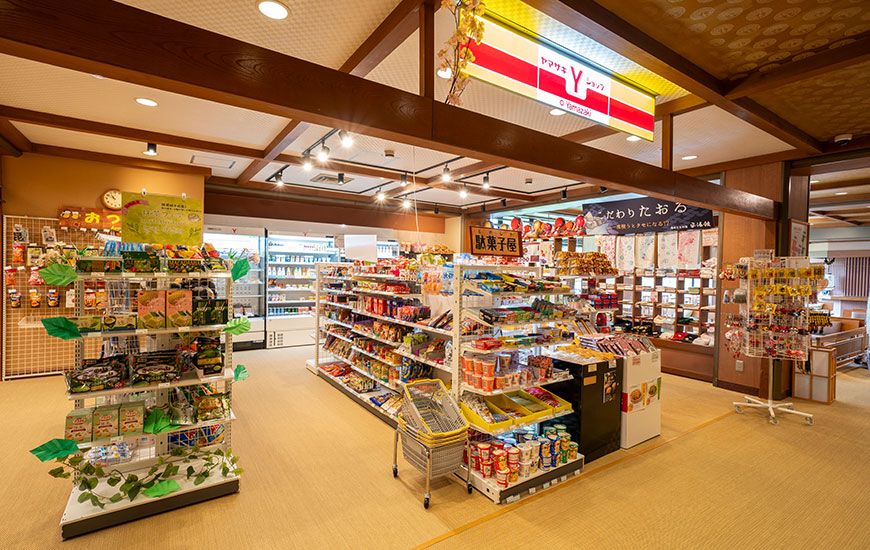 施設内にあるデイリーヤマザキ（スタッフは20％割引で利用可能！）