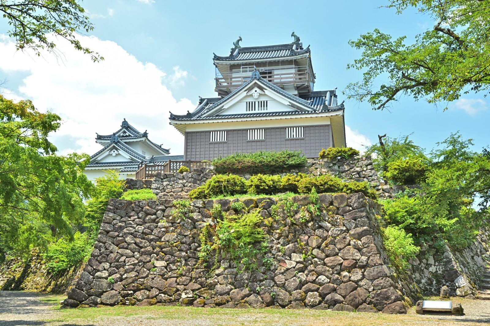 晩秋から春にかけて特定の気象条件が揃うと、雲海に浮かぶように見えることから「天空の城」としても知られています。