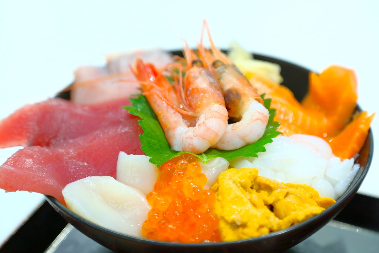 福井では、越前がに、ふくい甘えび、若狭ぐじ、若狭ふぐなど、様々な新鮮な魚介類が有名です。これらの旬の幸が海鮮丼にふんだんに使われます。﻿