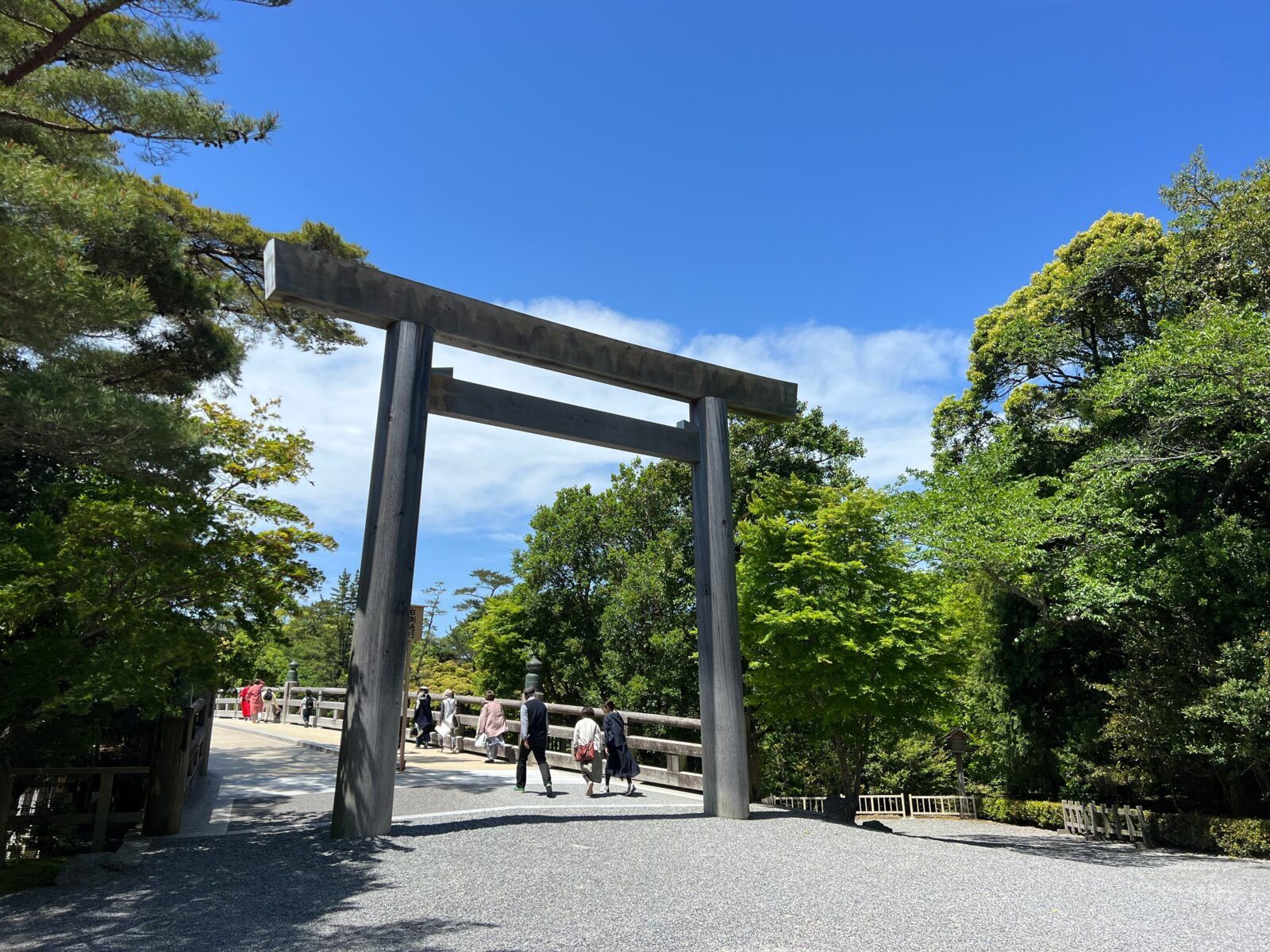 伊勢神宮は「神宮」と称され、皇大神宮（内宮）と豊受大神宮（外宮）を中心とした125社の総称です。﻿