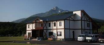 利尻山を背景に佇む、全12室のペンションです