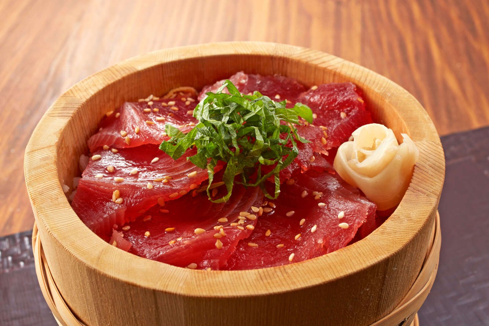 主に三重県志摩地方の郷土料理である手こね寿司です。
