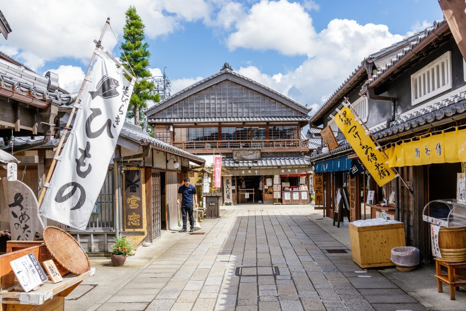 伊勢神宮・おかげ横丁　50軒以上の飲食店やお土産屋が軒を連ね、無料で自由に散策できます。﻿