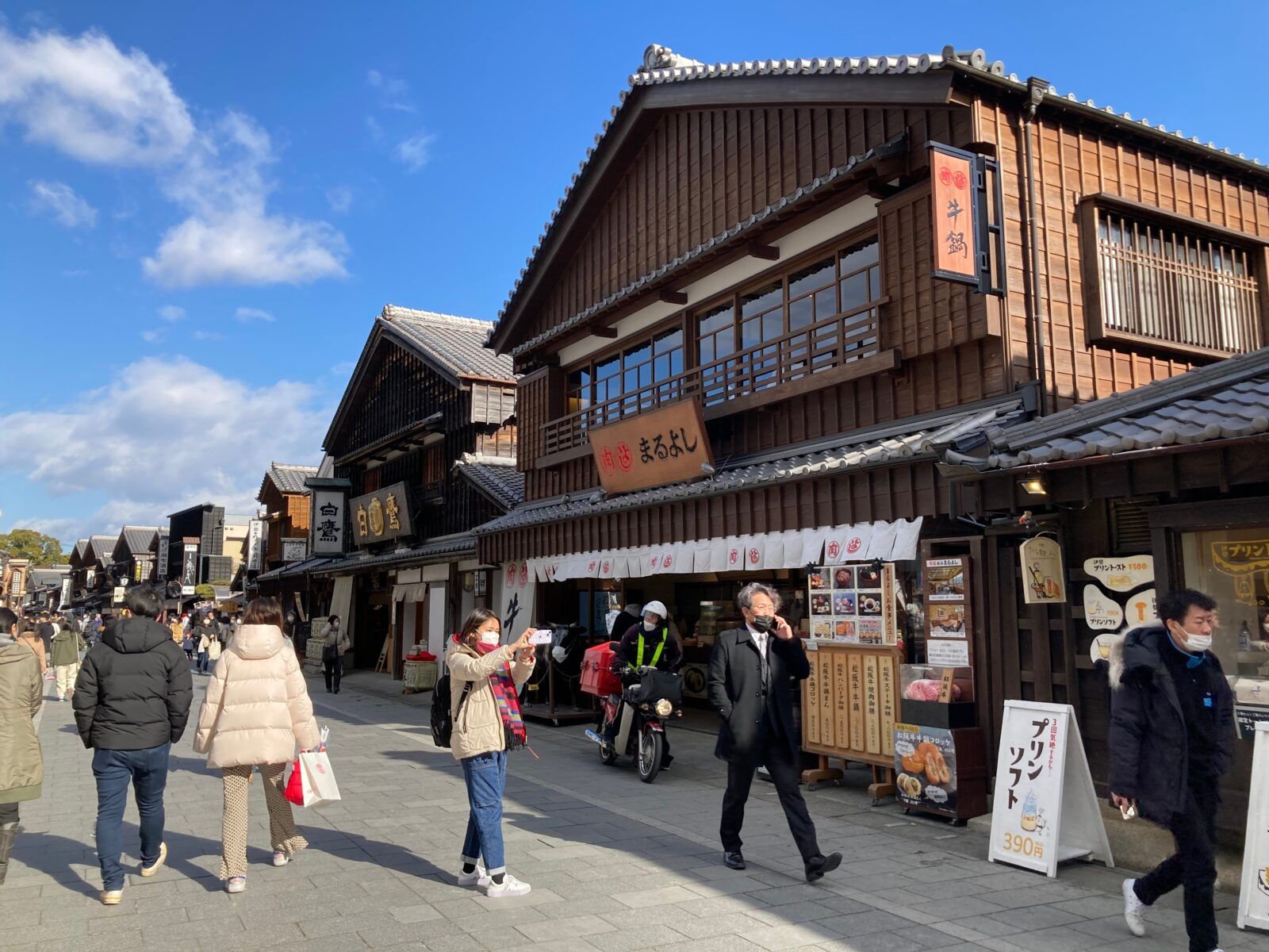 おかげ横丁は地元グルメの名店や特産品、伊勢土産を扱う50余りのお店が軒を連ねています。﻿