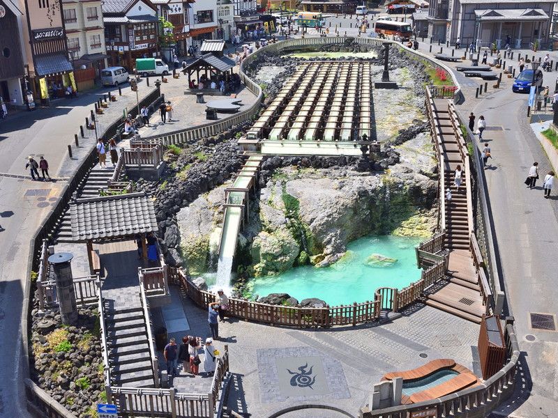 「湯畑」を囲むように街が出来上がっています。