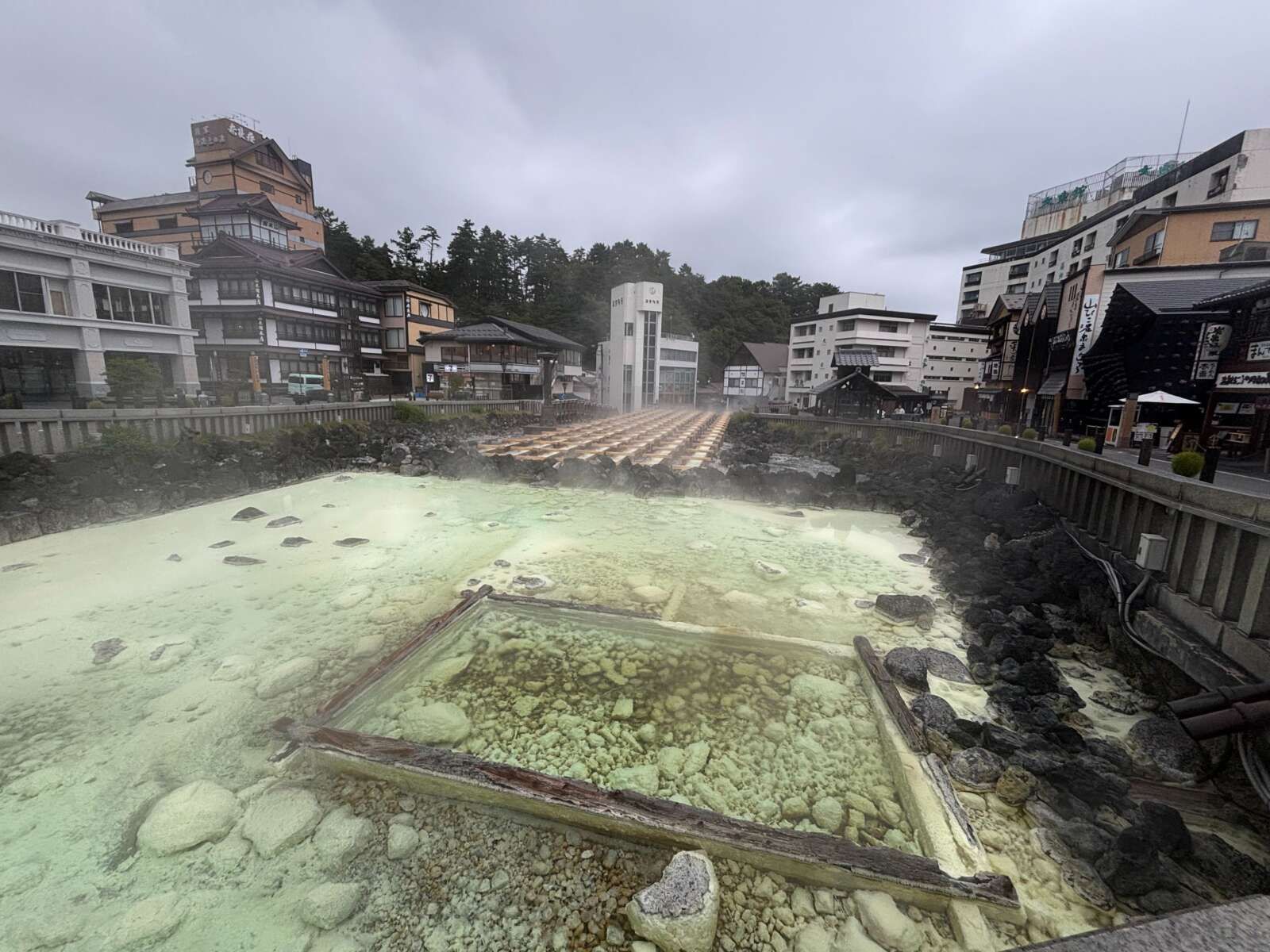 目の前は湯畑です！
