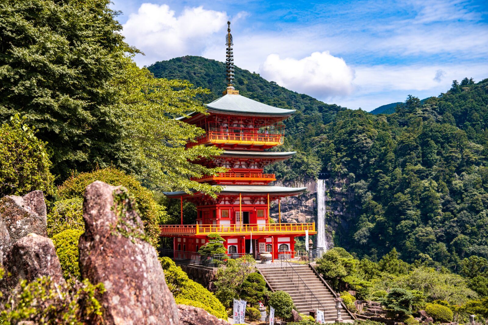 那智山青岸渡寺の三重塔です。﻿落差は133メートルあり、一段の滝としては日本一の高さを誇ります。﻿