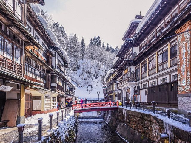 車で約１時間の銀山温泉に遊びに行くのもいいですね！
