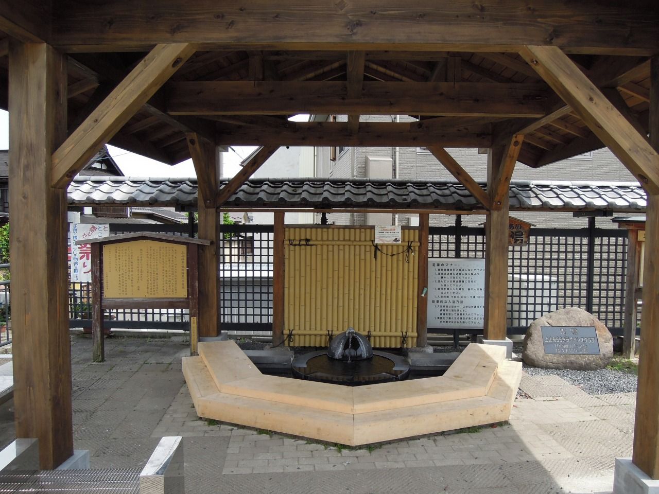 かみのやま温泉駅直近の前川足湯