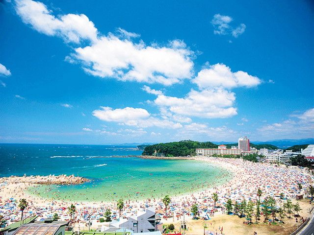 石英の砂からなる白い浜辺と白浜温泉で知られる。ハワイ・ワイキキビーチの友好姉妹浜
