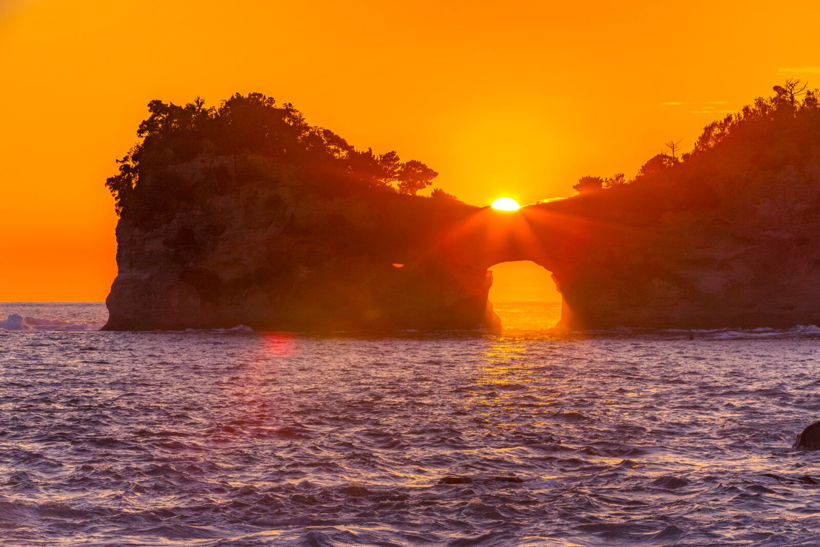 「和歌山県の朝日・夕陽100選」にも選ばれており、特に夕日が海食洞門に重なる景色が有名です。﻿