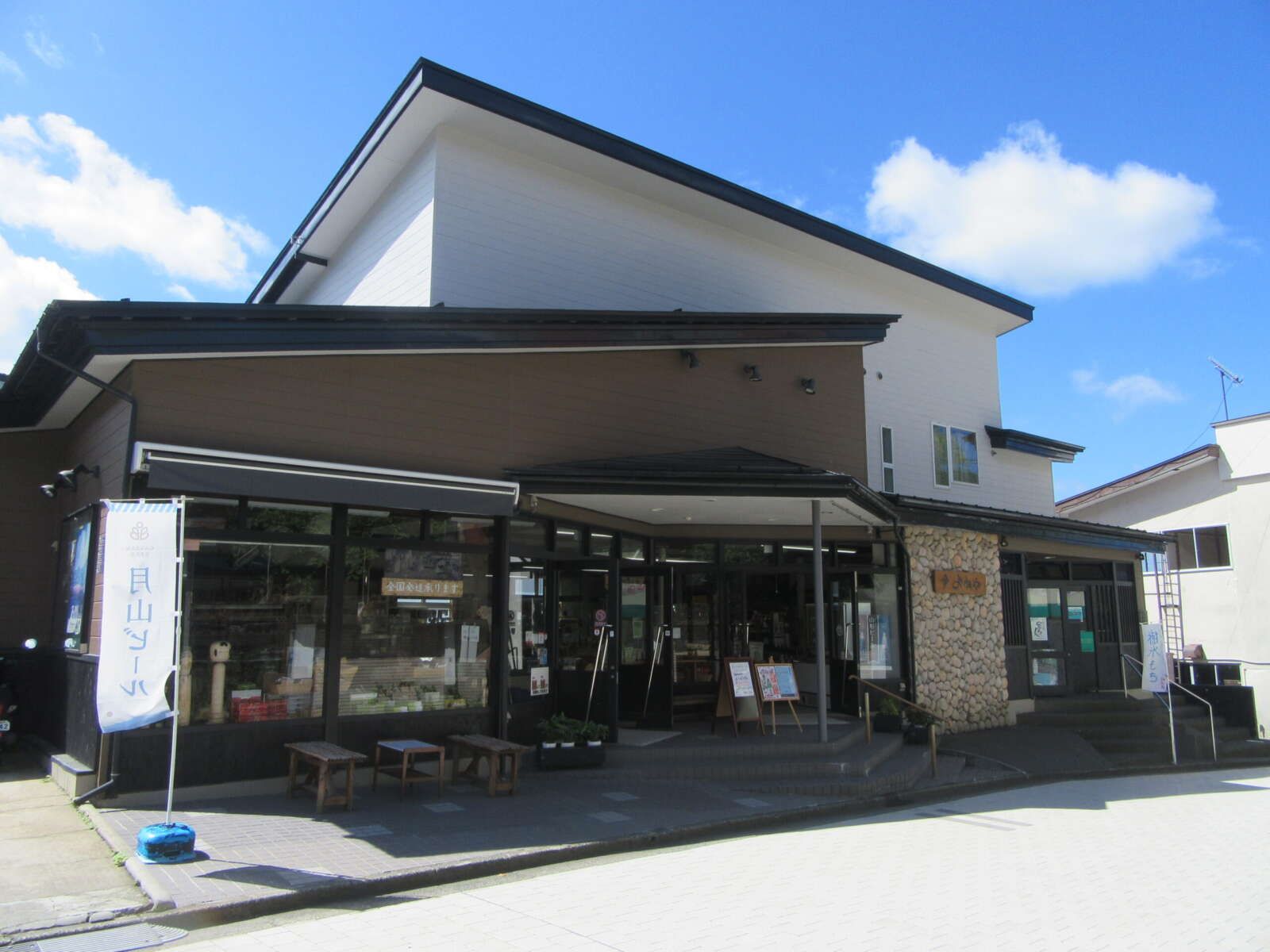 日用品、食品がそろうお店が近くにあるので、生活もしやすいです！