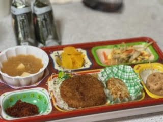 おいしいと評判の食事休日含めて食事が出ます！毎日お腹いっぱいに食べられます！