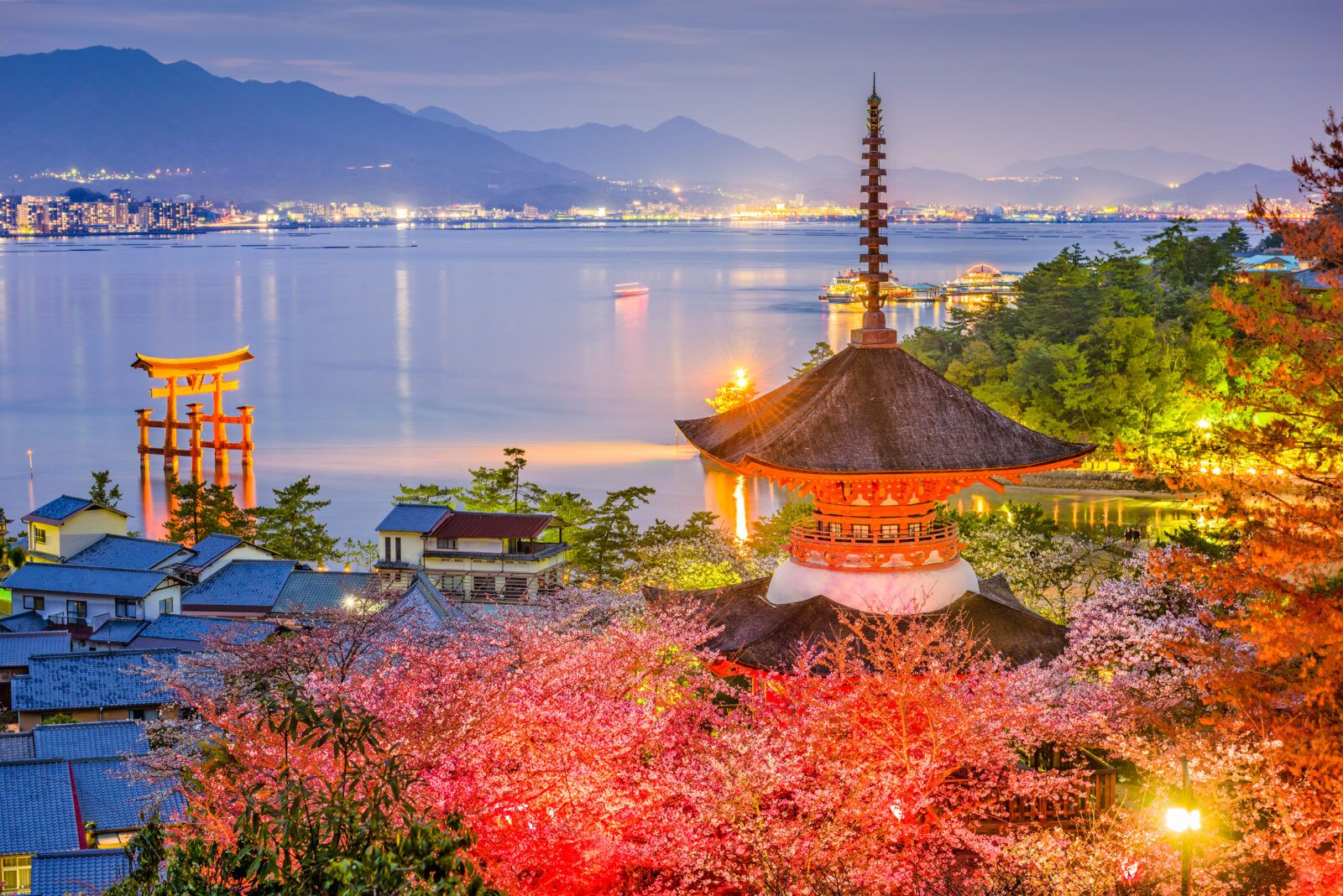 広島県の厳島（宮島）にある厳島神社とその周辺の景色です。﻿世界遺産で観光には抜群