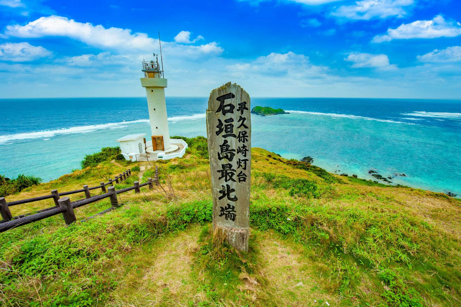 エメラルドグリーンに輝く海と白い砂浜で、有名な川平湾！川平湾周辺は国内唯一で黒真珠の養殖が行われている場所です！