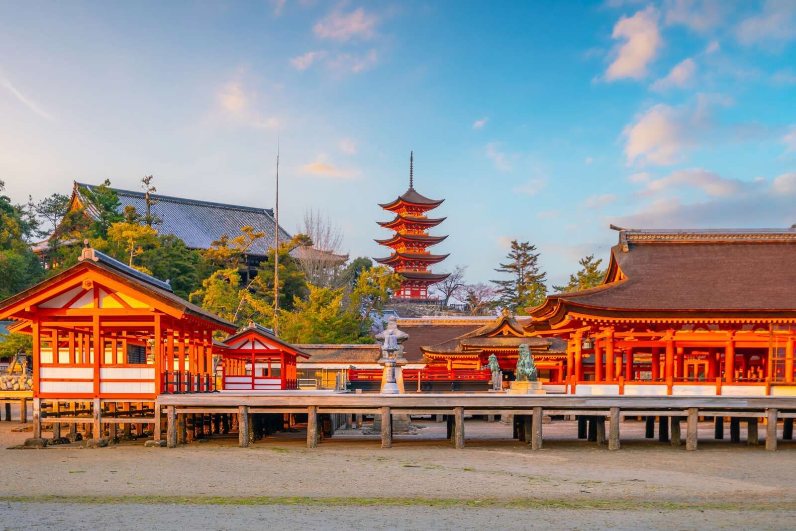広島県の厳島（宮島）にある厳島神社とその周辺の景色です。﻿世界遺産で観光には抜群