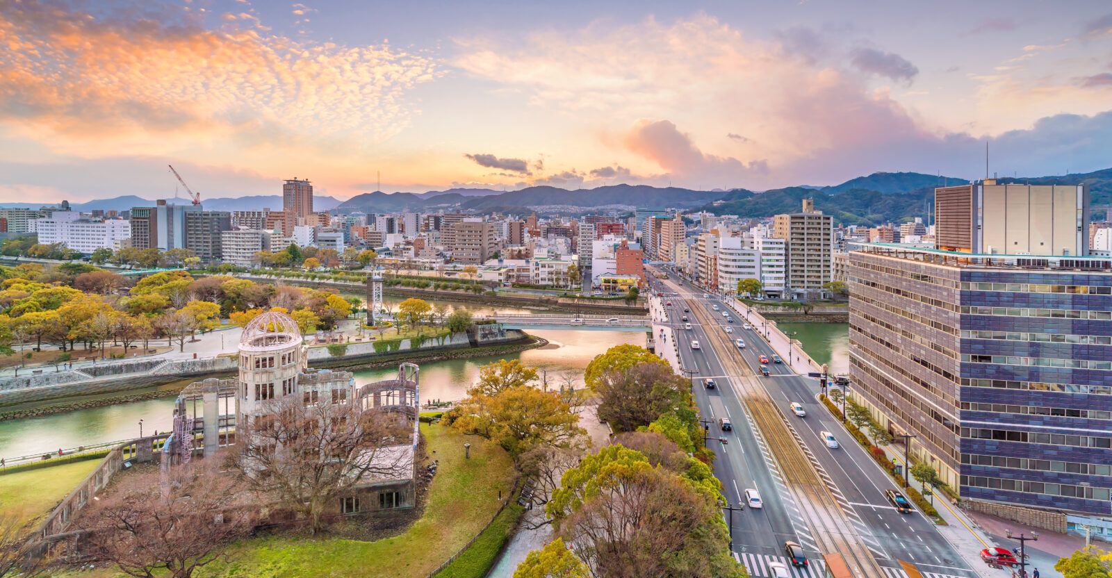 広島市内を象徴する歴史的なランドマークであり、多くの観光客が訪れるスポットです。