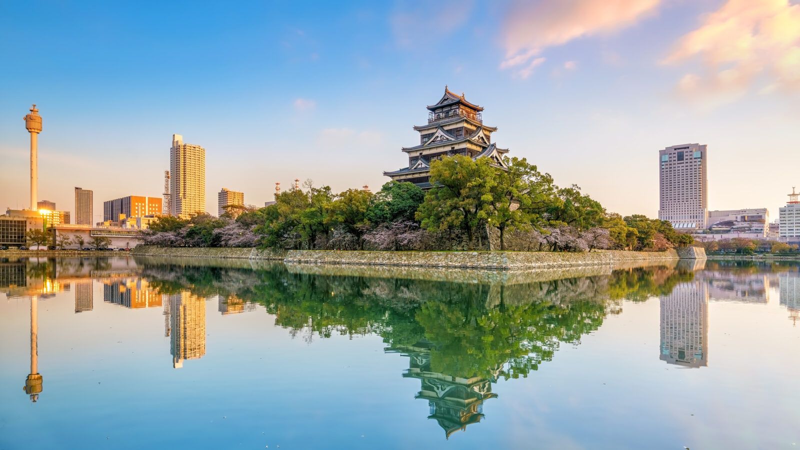 安土桃山時代の武将、毛利輝元によって1589年に築城されました。﻿ 河口部の三角州に築かれた平城で、別名「鯉城（りじょう）」とも呼ばれています。﻿