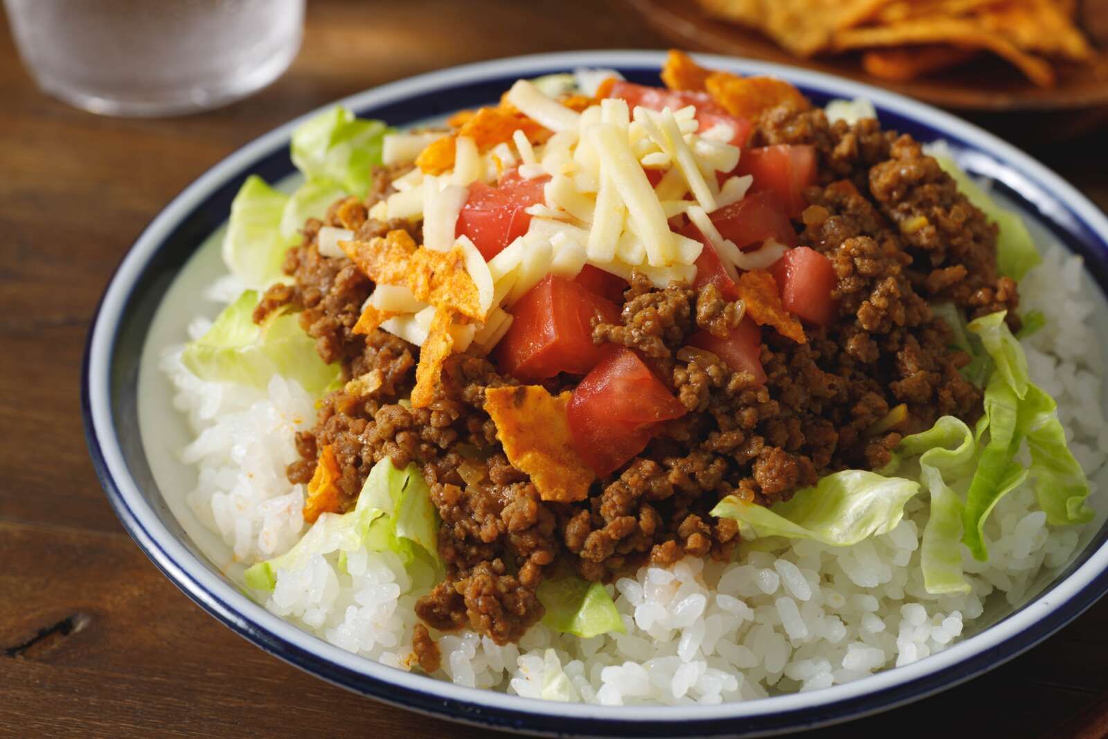 【沖縄グルメ】タコライスとは、沖縄県発祥の料理で、メキシカン料理発祥の「タコス」と「ライス（ご飯）」を組み合わせた日本オリジナルの料理です。