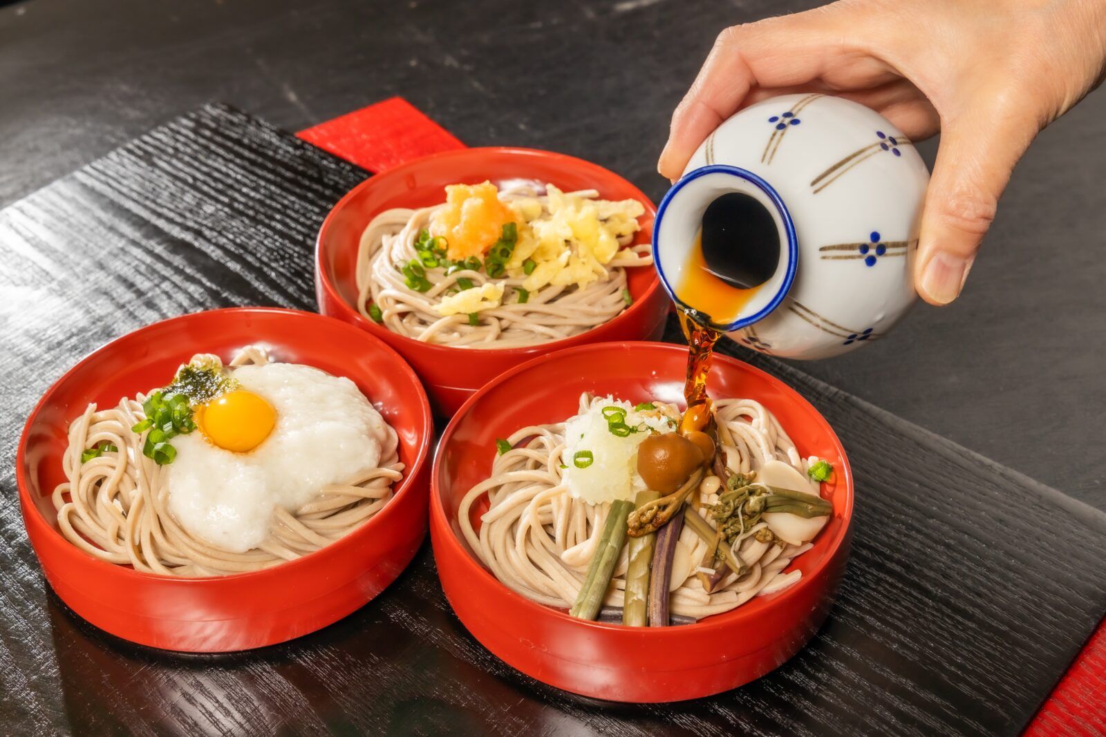 出雲そばは出雲地方を代表する食文化です。特徴の一つとして一般的なそばより、黒い！