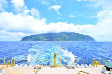 島までは船での移動