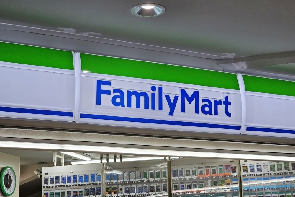 隣にファミマあり