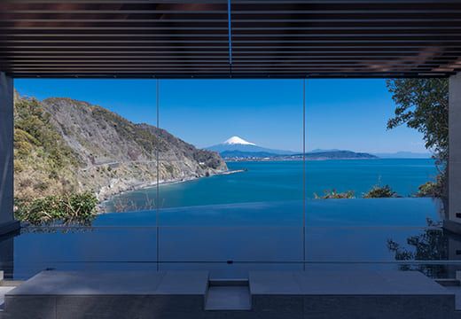 館内施設❶　ー　足湯テラス　ー　富士山、駿河湾、大崩海岸を一望できる「絶景足湯」。