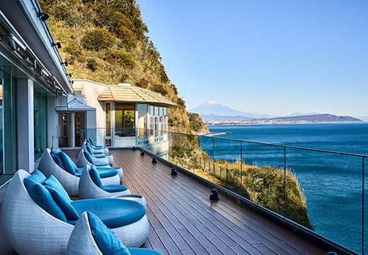 館内施設❷　ー　ベイテラス　ー　駿河湾と富士山を望むホテル随一の絶景スポット。夜はムーンロードもご覧いただけます。