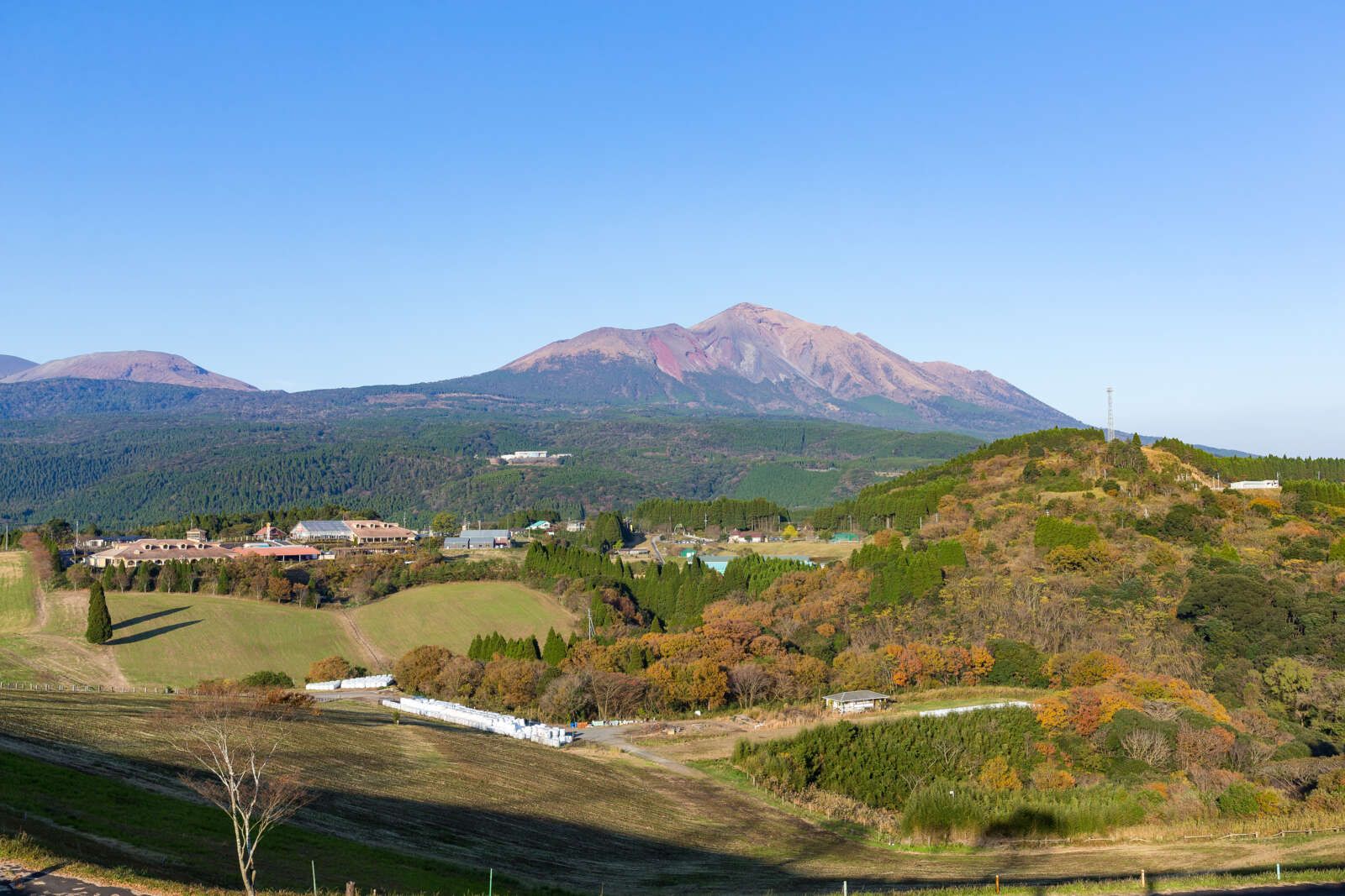 霧島は、鹿児島県と宮崎県の県境に連なる火山群の総称。日本で最初の国立公園に指定された「霧島錦江湾国立公園」の一部です！