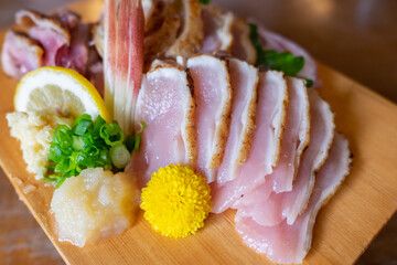鹿児島の「鳥刺し」は、新鮮な地鶏の表面を香ばしく炙り、甘口の醤油や生姜・ニンニクで楽しむ絶品郷土グルメ！