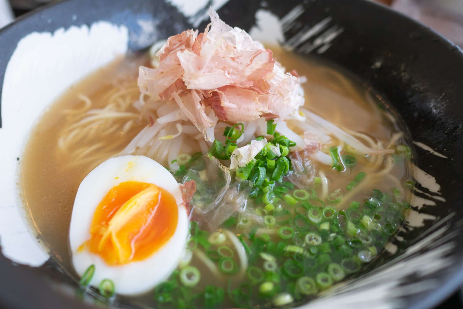 【鹿児島ラーメン】中太麺にたっぷりのもやしと焦がしネギがのっていることが多く、地元で愛されるソウルフードです！