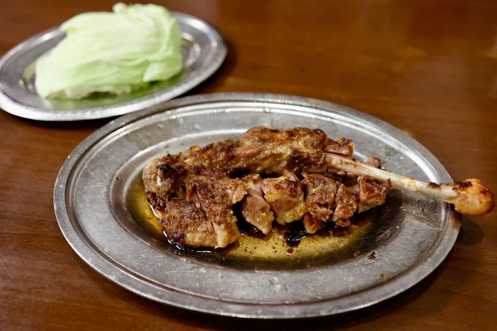 香川県のご当地グルメとして、骨付きの鶏もも肉を丸ごとスパイスで焼き上げた「骨付鳥（ほねつきどり）」が非常に有名です！
