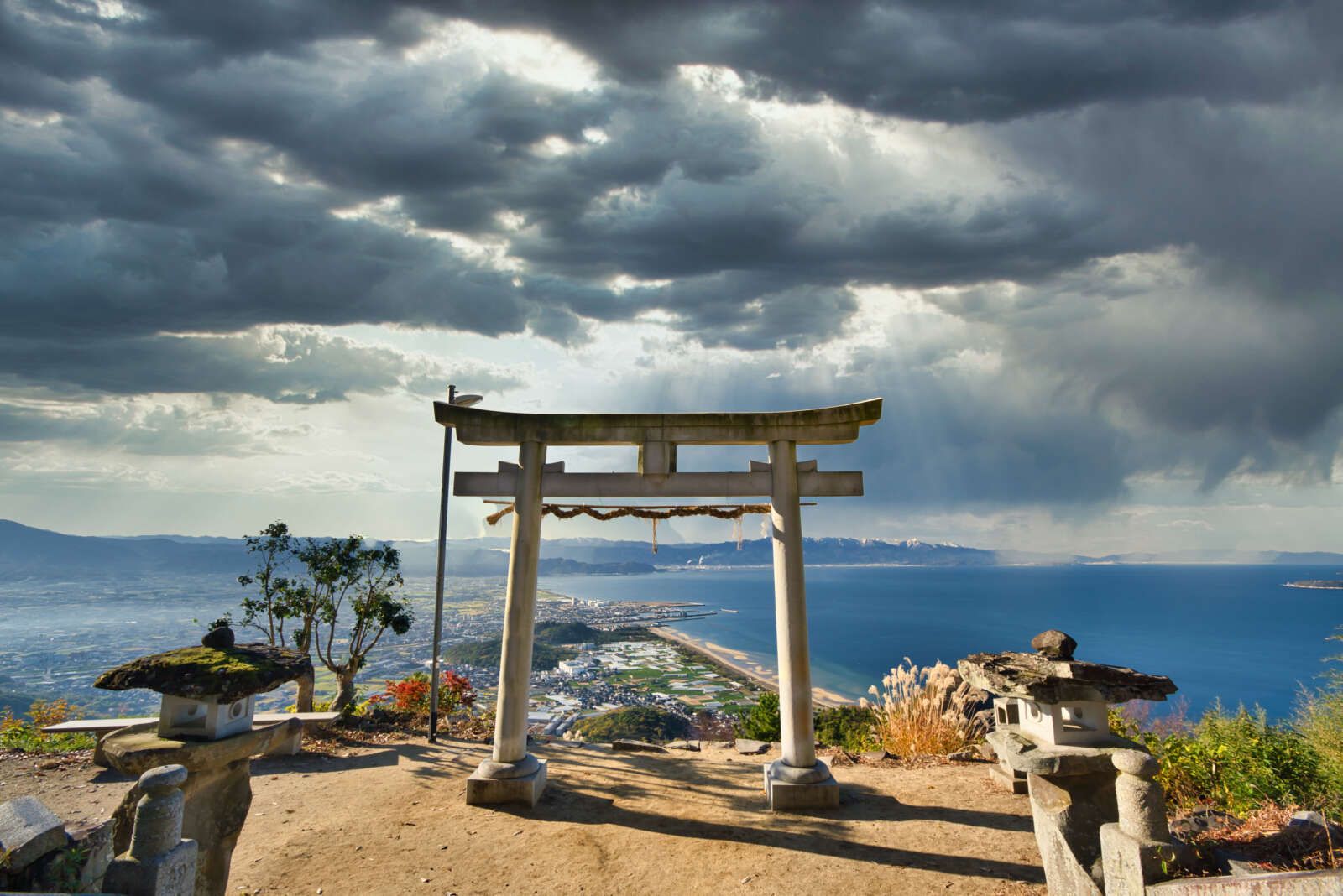 天空の鳥居とも呼ばれる「高屋神社」