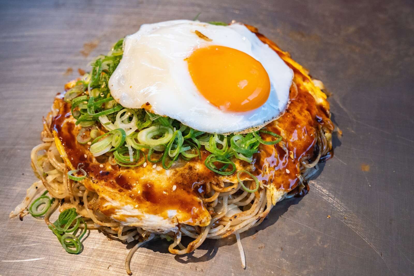 【広島グルメ】広島焼きは生地を薄く焼いて具材を層状に重ねて蒸し焼きにし、ボリューム満点です！