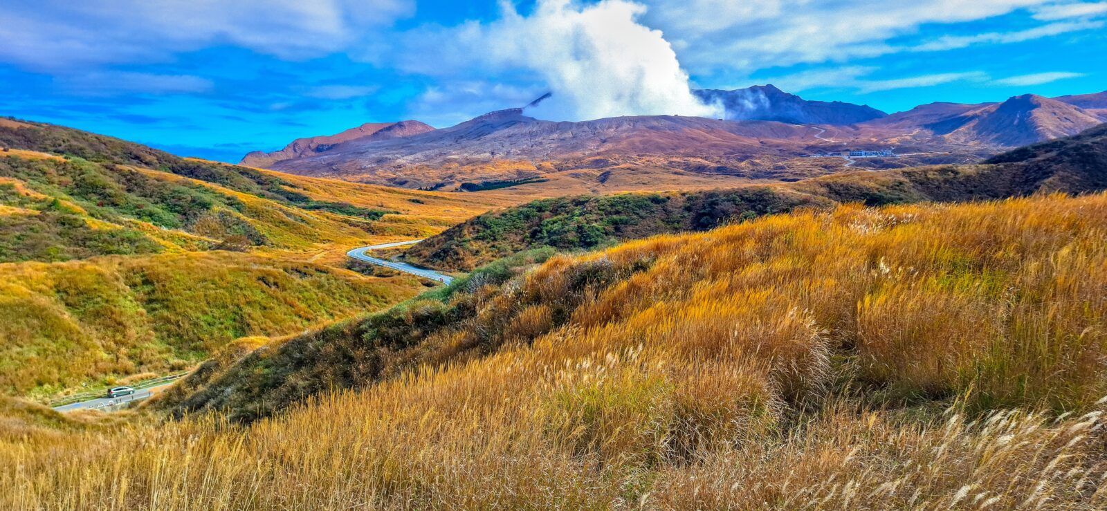 阿蘇山は世界最大級のカルデラを誇り、独特の広大な自然景観が広がっています。﻿