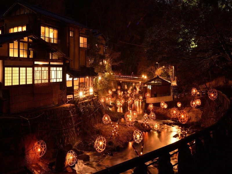 黒川温泉にある旅館の風景です。この温泉地は、露天風呂巡りの入湯手形で全国的に有名です。