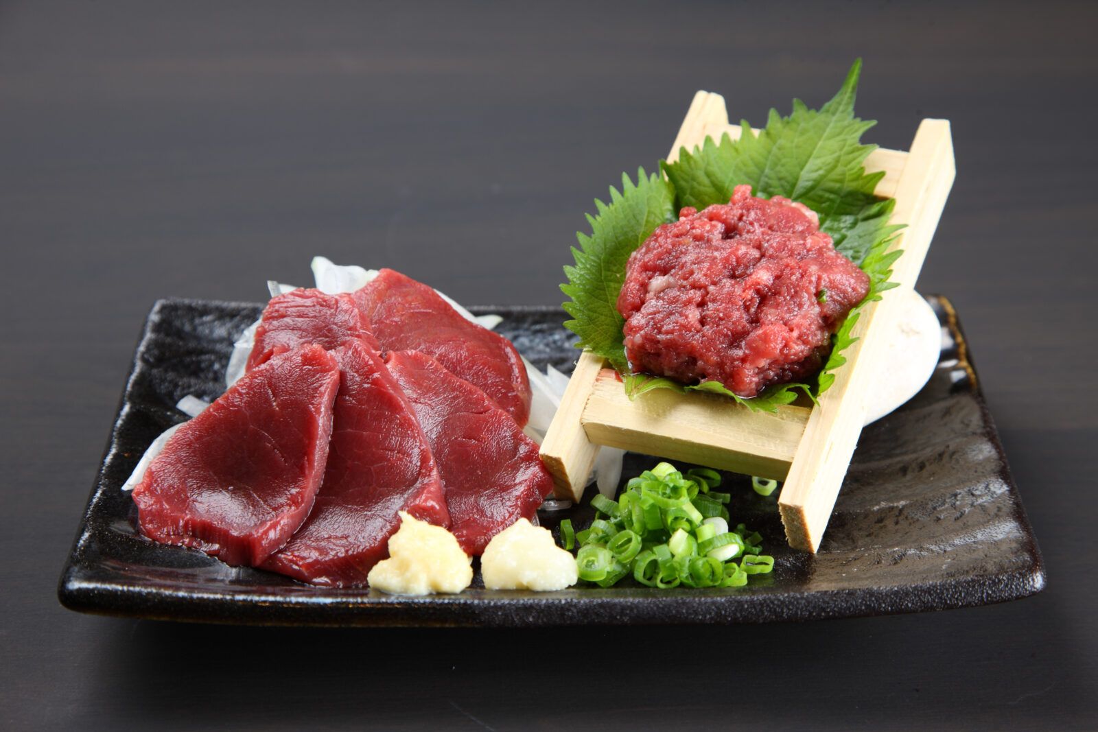 熊本県は、特に馬刺しで非常に有名です。馬肉は低脂肪、低カロリー、高タンパクなヘルシー食材として知られており、現在も県内で広く食されています。﻿